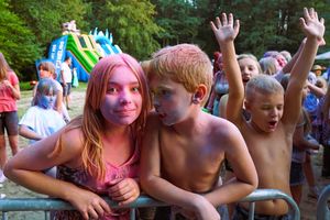 Dwójka dzieci pozująca do zdjęcia. 