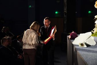 Prezydent Michał Urgoł wręcza pani dyrektor grawerton z okazji jubileuszu