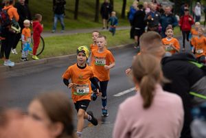 Zdjęcie przedstawia młodych zawodników.