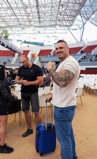 Dennis Sitek pozuje przed zawodami