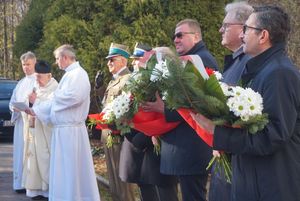 Modlitwa przed pomnikiem "na górce" - m. in. ksiądz prałat Czarnecki i wiceprezydent Robert Cichowicz