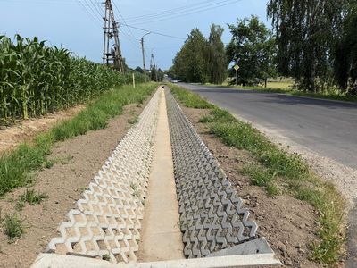 Rów przydrożny ujęcie szerokie pokazujące jak jest długi ten odcinek