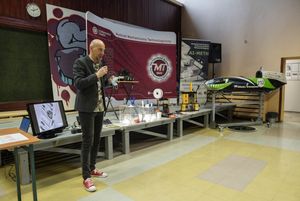 Pracownik Politechniki przedstawia kierunki studiów.