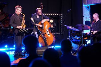 Trio artystów na scenie