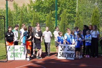 reprezentaci szkoły podstawowej nr 12 w Żorach oraz reprezentanci Szkoły Sióstr Salezjanek na boisku