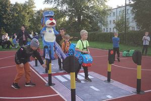 Uczestnicy i Sznupek w miasteczku ruchu drogowego