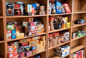 Regały z żywnością.