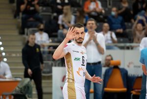 Kapitan Toniutti wita się z widownią.