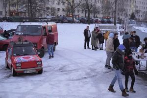Fiat 126P przed sztabem wośp. W tle grupa mieszkańców i wolontariuszy