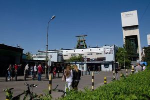 Rodziny górników idące pod kopalnie Zofiówka