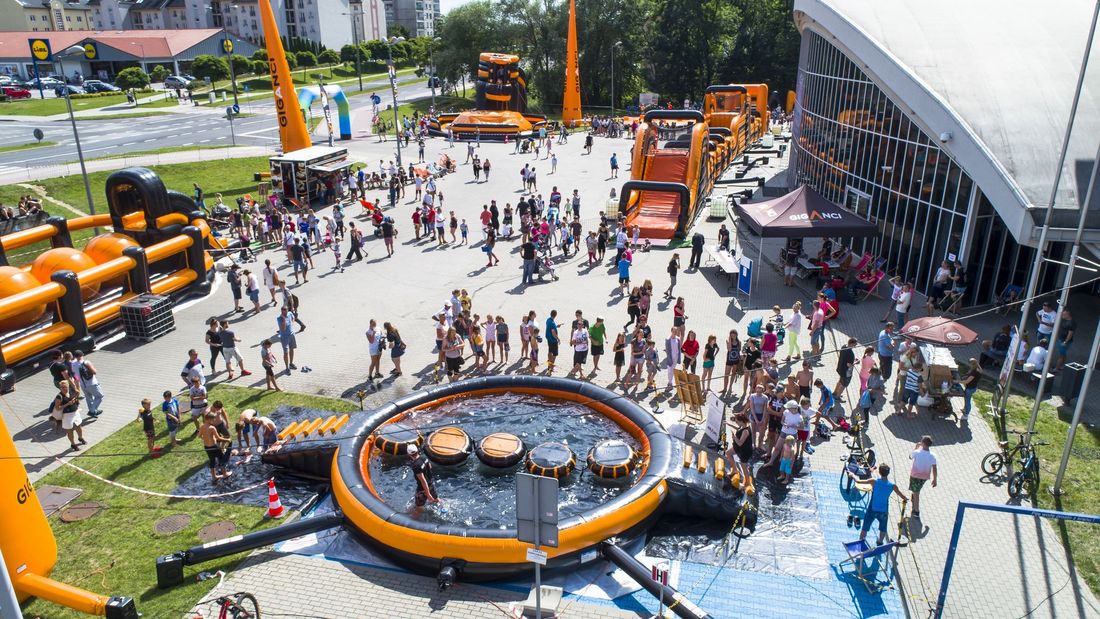 Widok z góry na wodny tor przeszkód