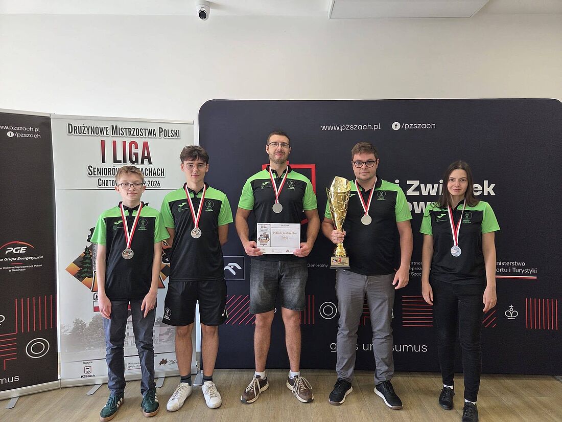 seniorzy UKS Pionier z medalami