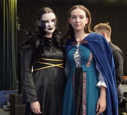 Dwie aktorki w strojach, sukniach teatralnych