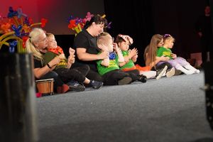 Zdjęcie przedstawia obchody jubileuszu 70-lecia Przedszkola Specjalnego Małych Bohaterów.