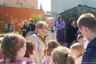 Pszczelarka rozmawia z dziećmi 