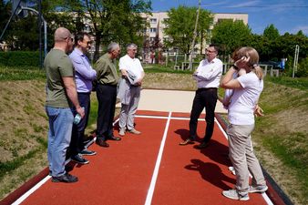 ujęcie z góry prezydent i drugi zastępca wraz z innymi osobami dokonują odbioru