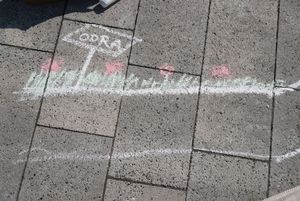 Rysunek kredą na chodniku - tabliczka z napisem "Odra"