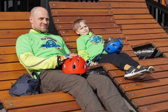 Tata z synem leżący na leżakach w OWN