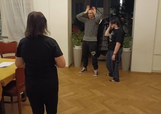 Próba gry aktorskiej - królika przez dwóch uczestników zajęć