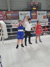 Sędzia podnoszący rękę bokserki po zwycięskiej walce