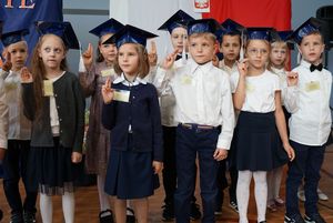 Zdjęcie przedstawia Pierwszoklasistów