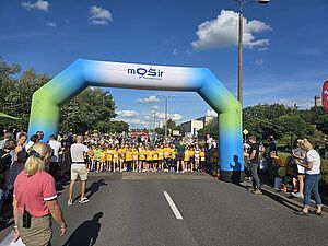 dzieci czekają na start
