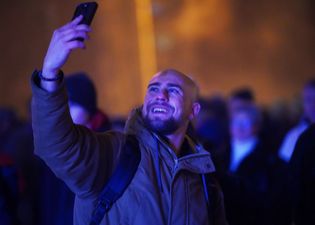 Mężczyzna robiący sobie selfi z góry