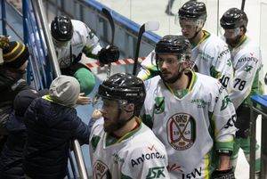 Zawodnicy schodzą na przerwę.