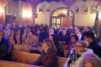 Parafianie w ławkach podczas mszy