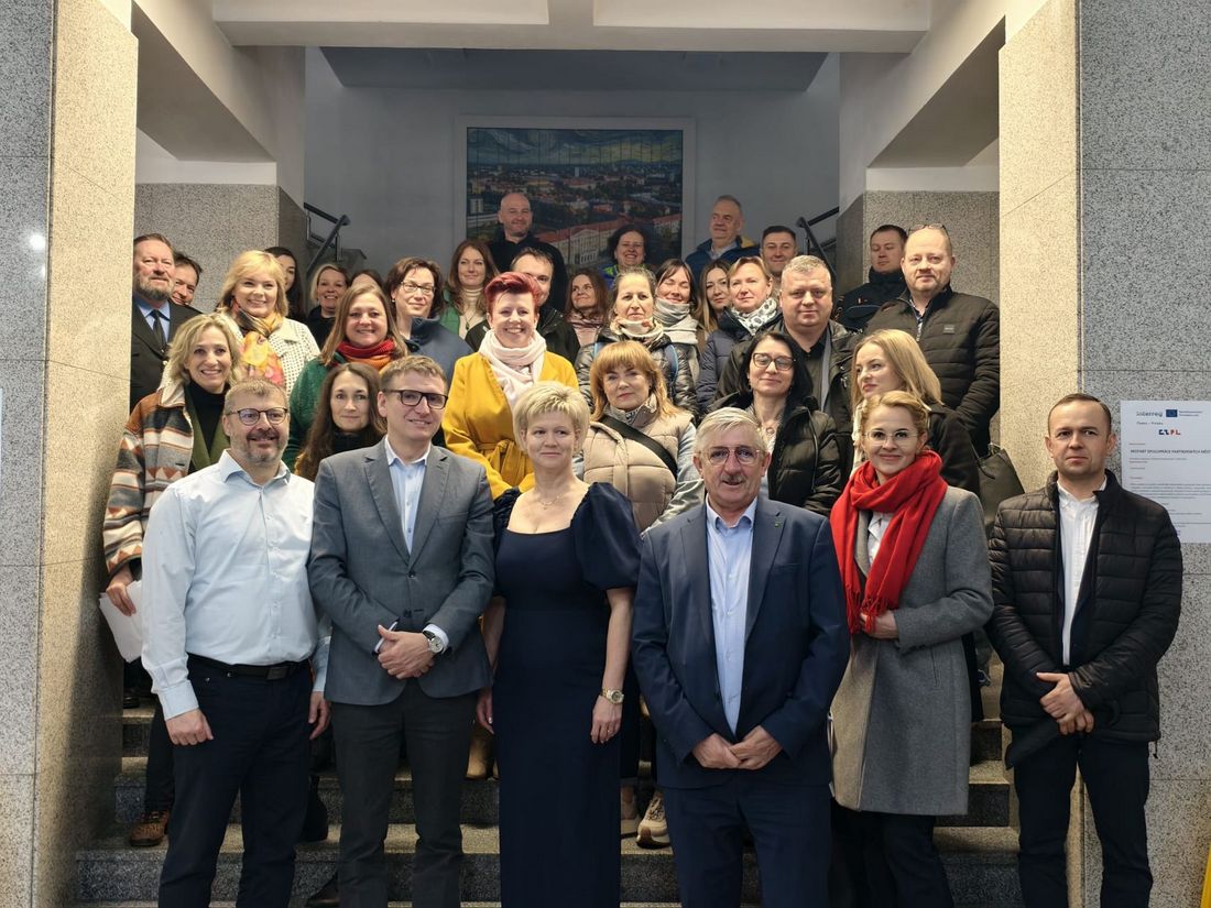 Uczestnicy spotkania w Hawierzowie pozują do wspólnego zdjęcia