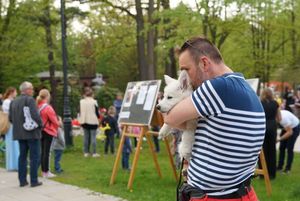 Mężczyzna przytulający psa