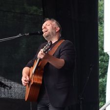 Mateusz Szymczyk gra na gitarze