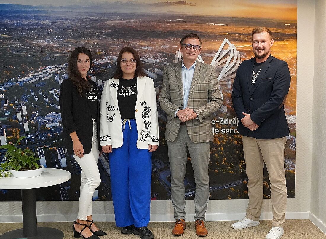 Na zdjęciu przedstawiciele Teatru Cordis i prezydent miasta