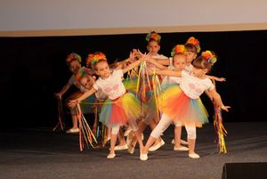 dzieci przebrane za kwiaty na scenie