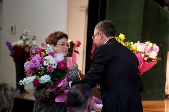 Prezydent Miachł Urgoł wręcza kwiaty kobiecie
