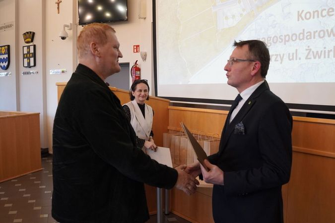 prezydent Michał Urgoł wręcza podziękowanie