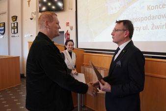 prezydent Michał Urgoł wręcza podziękowanie