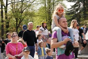 Tłum uczestników podczas dnia godności