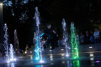 Aktor skaczący przez fontanny