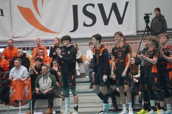 Kwadrat rezerwowych gospodarzy z zainteresowaniem obserwuje boisko