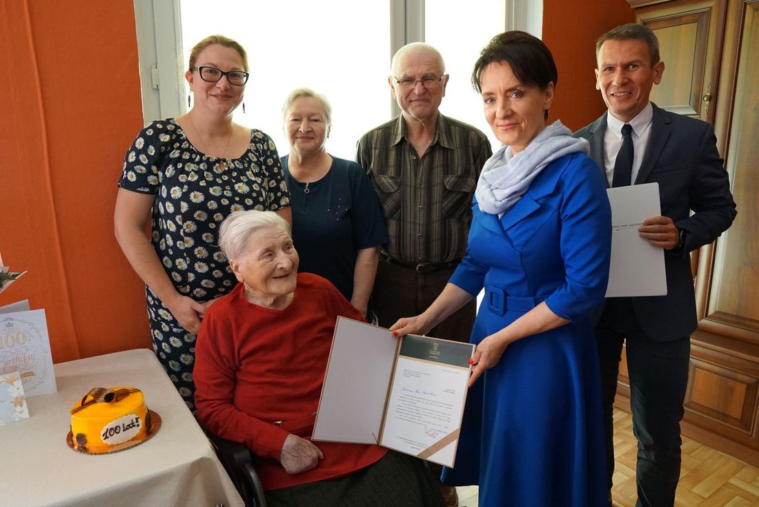 Jubilatka w otoczneiu rodziny przyjmuje gratulacje od prezydent Anny Hetman