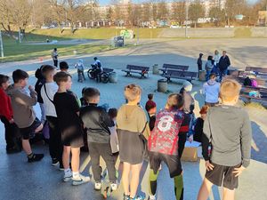 Dzieci biorący udział w konkursie, czekający na rostrzygnięcie.