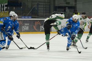 Walka o krążek w środkowej tercji.