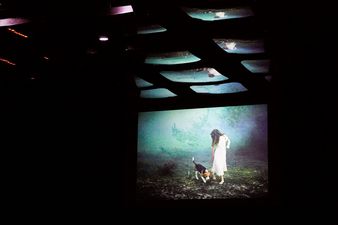 Zdjecie dziewczyny wyświetlone nad sceną