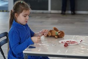 Dzieci wykonujące serce z koralików podczas warsztatów z metaloplstyki