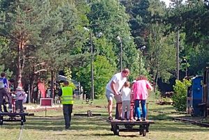 Widok na drezynę z dziećmi i opiekunem.