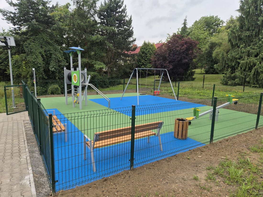 Zdjęcie przedstawia plac zabaw