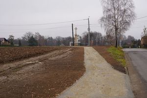Nowy chodnik prowadzący na przystanek autobusowy.