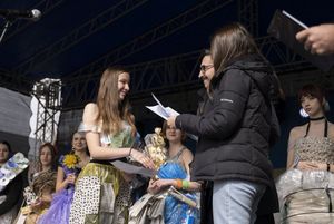 Młodzież w strojach z odpadów - wręczenie nagród.