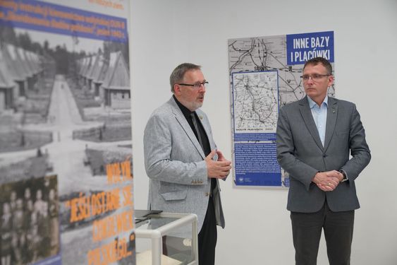 Dyrektor Muzeum Dr Jędrzej Lipski opowiadający o wystawie Michałowi Urgołowi Prezydntowi Miasta